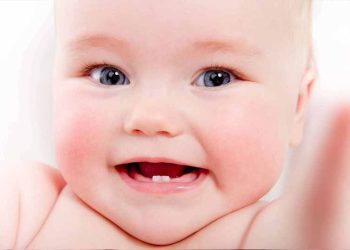 Trẻ 11 tháng chưa mọc răng có thể ảnh hưởng đến sức khỏe răng miệng của con
