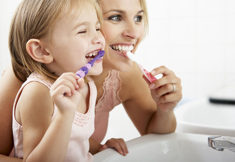 Để tránh các bệnh nha khoa, ở tuổi nào cũng cần giữ vệ sinh  miệng