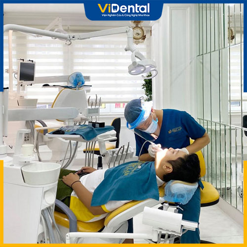 Khách hàng đến thăm khám và điều trị răng miệng tại nha khoa