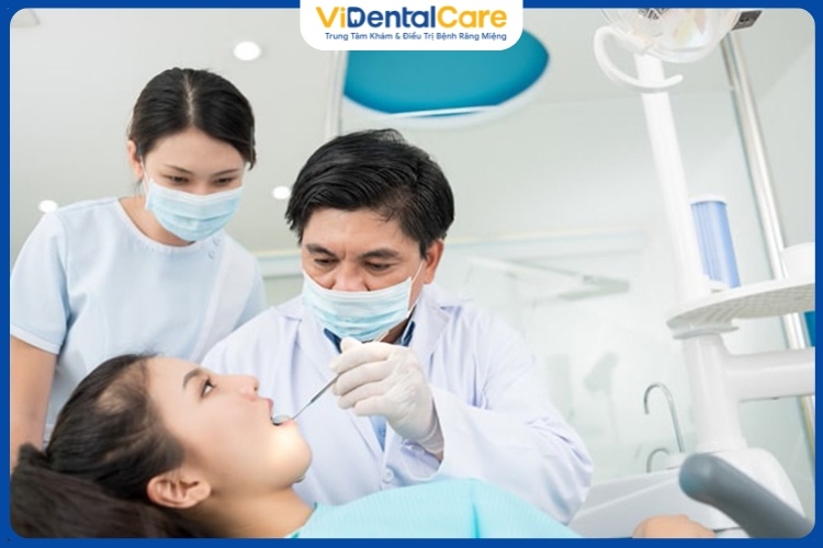 Thăm khám nha sĩ định kỳ để đảm bảo răng miệng luôn khỏe mạnh